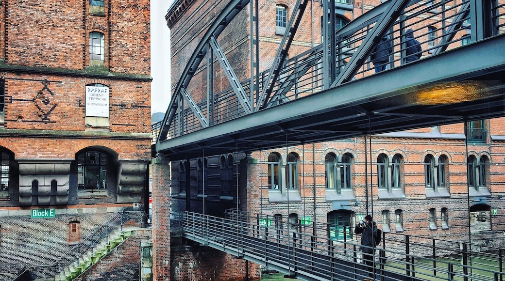 Inside Hamburg's old warehouse district with its many canals and bridges. I think, Donna Leon should locate her next crime novel here instead of in Venice! 😊 #stunningstructures #hamburg #speicherstadt #worldheritage