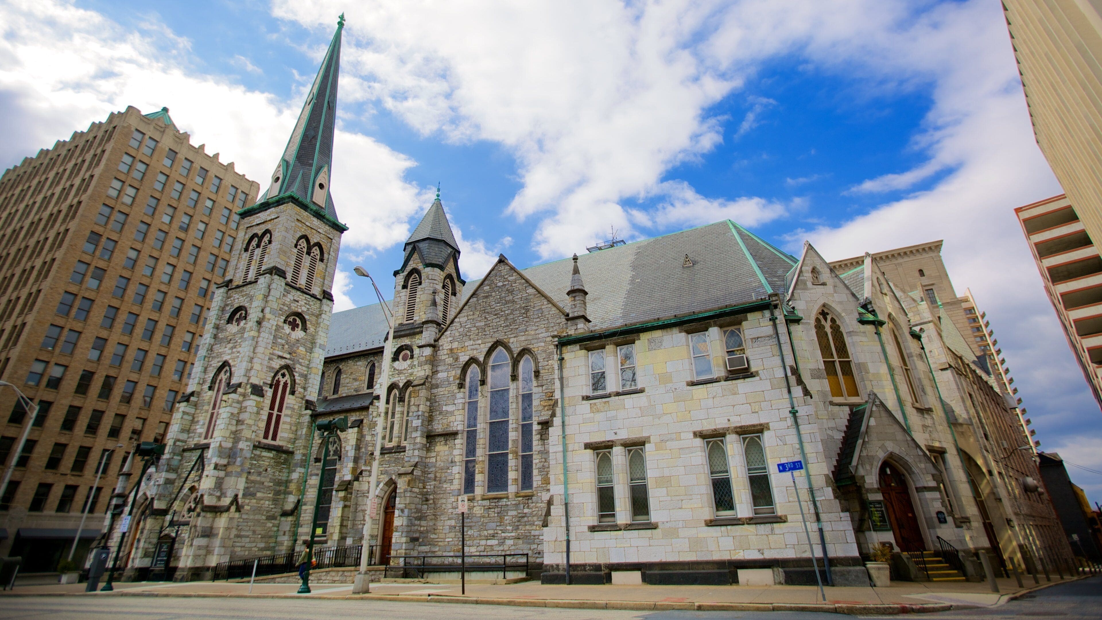 Harrisburg que incluye arquitectura patrimonial y una iglesia o catedral