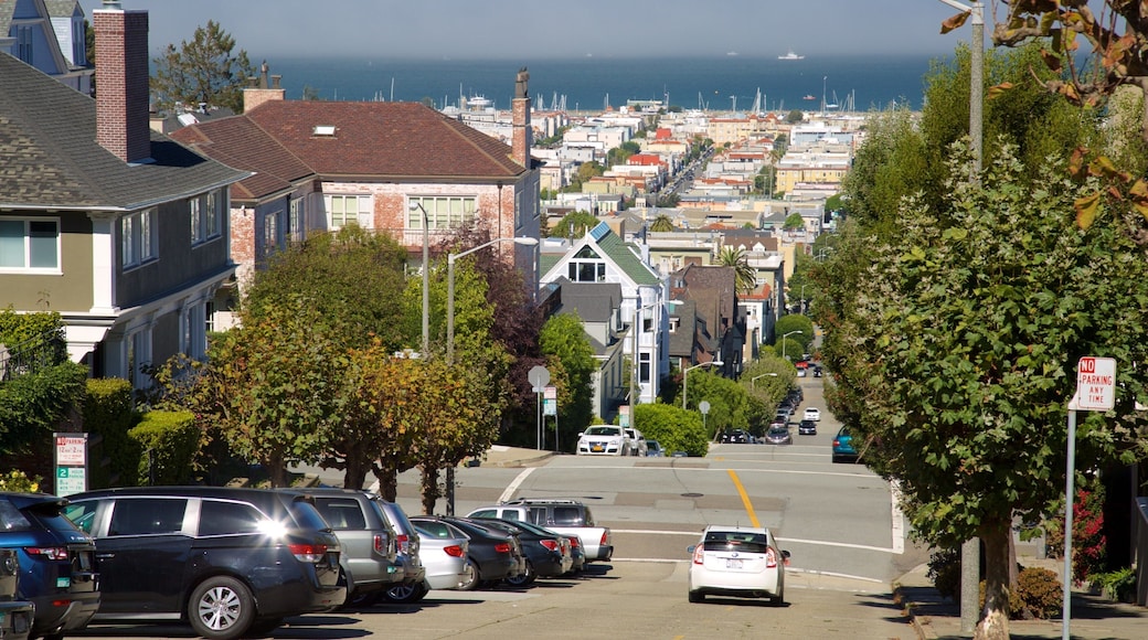 Pacific Heights mostrando località costiera e strade