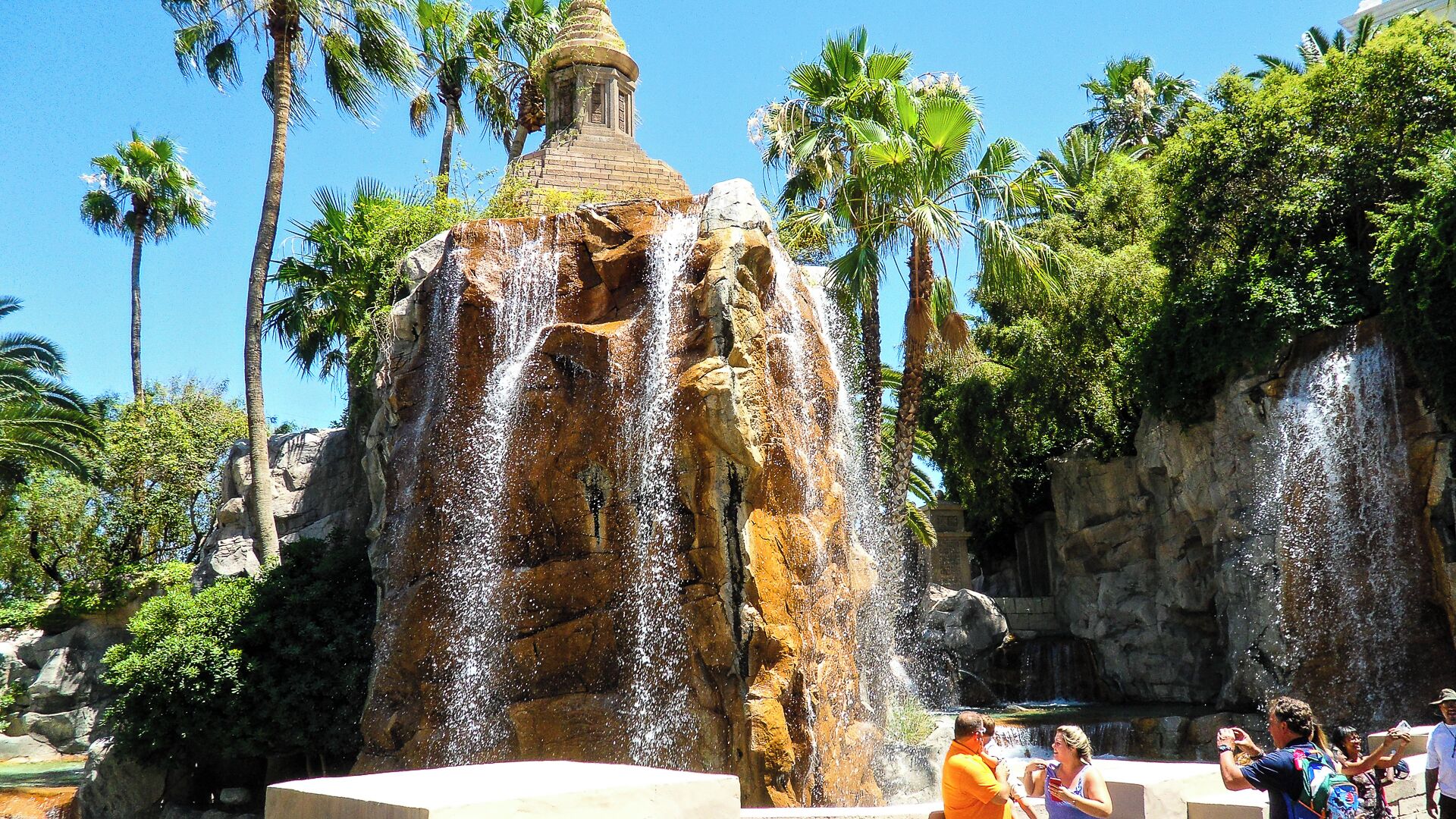 The walkway to the front door of Mandalay Bay takes you through a tropical paradise!

Check out the story behind the photo at: http://www.travelingken.com/