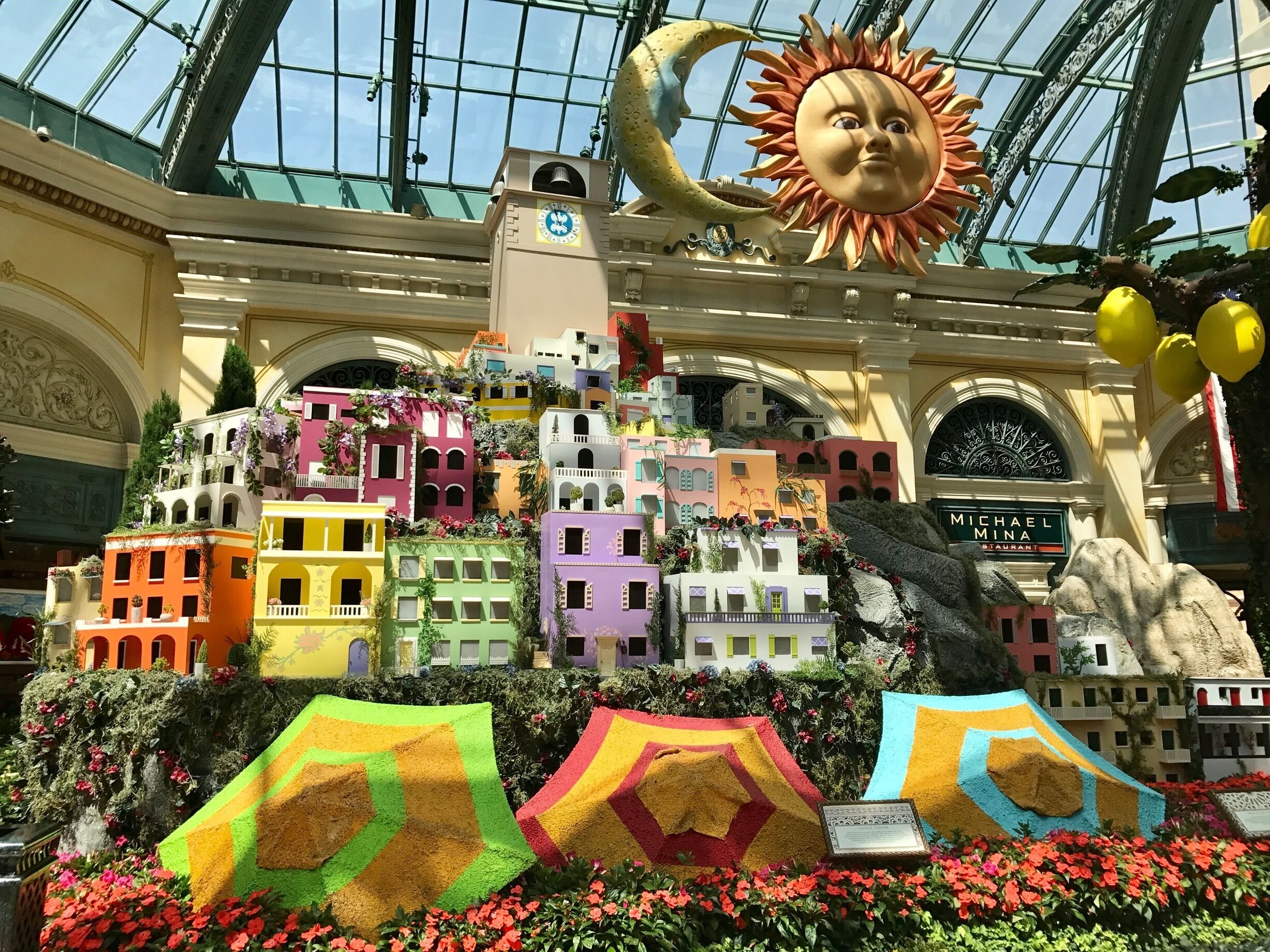 Bellagio's garden is something I dont want to miss when I am in Las Vegas.Beautiful place to walk around.