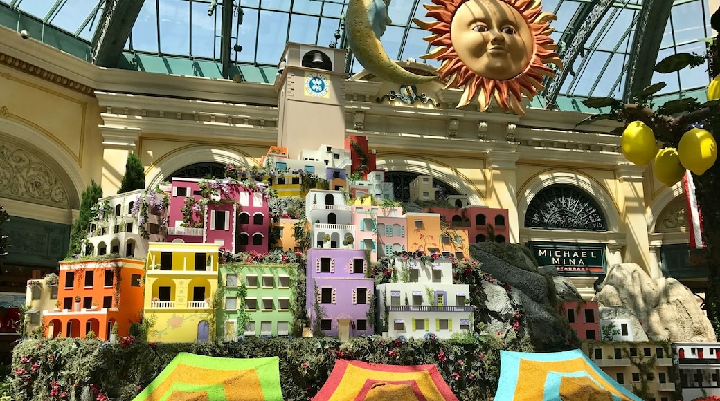 Bellagio's garden is something I dont want to miss when I am in Las Vegas.Beautiful place to walk around.