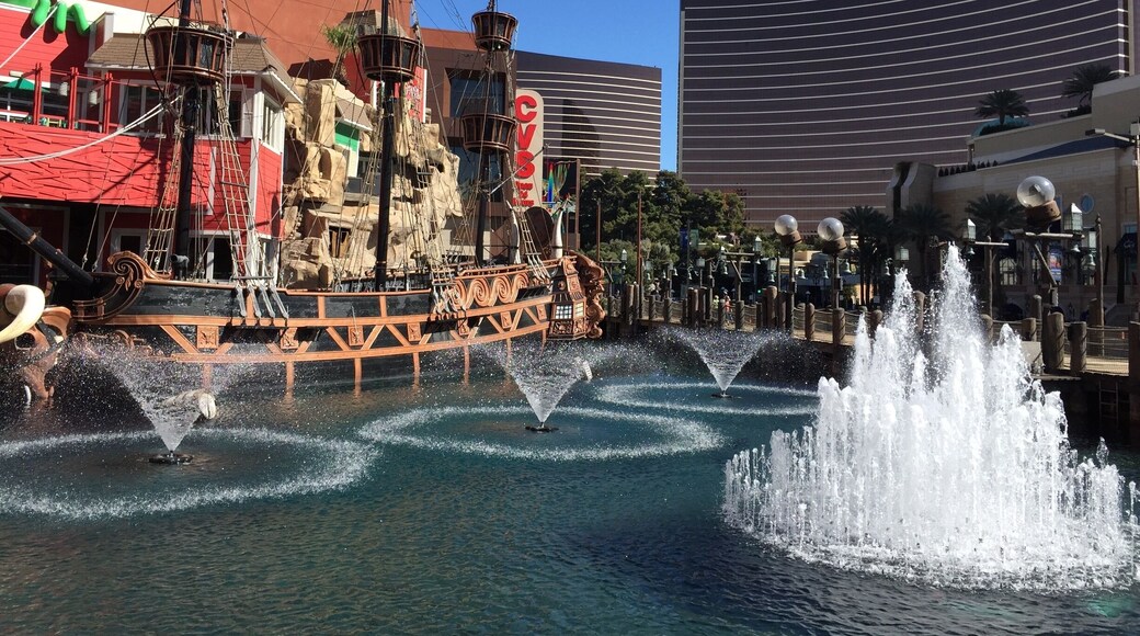 Treasure island fountains