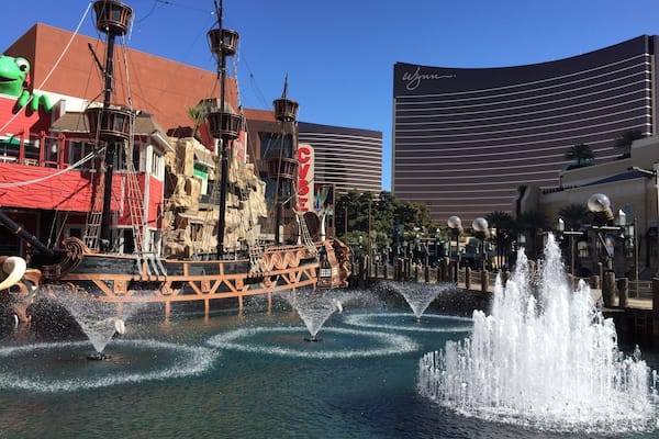 Treasure island fountains