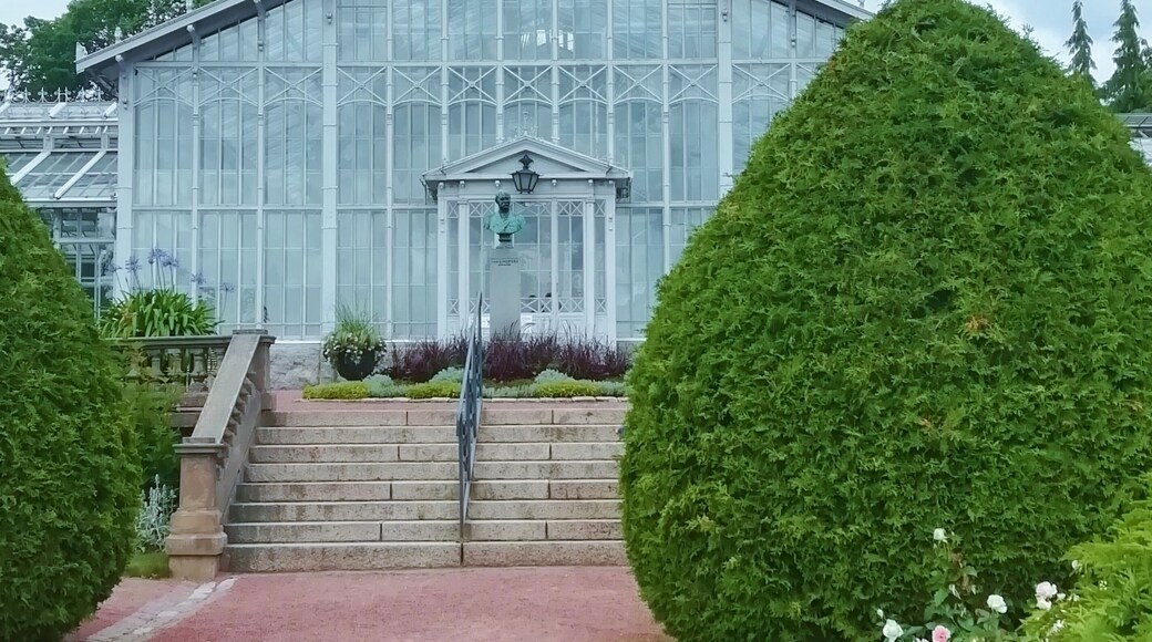 In 1893 founded Winter Garden hosts more than 200 plant species.
Major-General Jakob Julius af Lindfors donated elegant glasshouses for school of gardening. He only insist for Winter garden to be free of charges for the citizens to explore and that’s why it still is.
Open all year round.
Hammarskjöldintie 1 A, 00250 Helsinki https://www.hel.fi/helsinki/en/culture/leisure/experience/winter-garden/ #Trovember