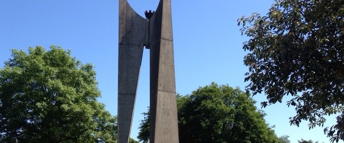Nice park to rest, next to the sea on a sunny day. The Ursinin Kallio monument worths seeing.