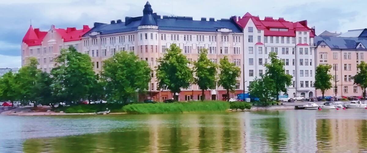 Beautiful houses in Helsinki. View over Kaisaniemenlahti (Bay of Kaisaniemi) to Siltasaari.