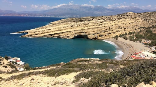 Marcher sur les roches autour de Matala pour avoir une vue panoramique!