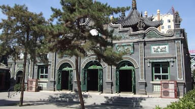 A mosque in Hohhot has all the characteristics of Chinese culture.
The Islamic writing is prominently seen at the entrance.