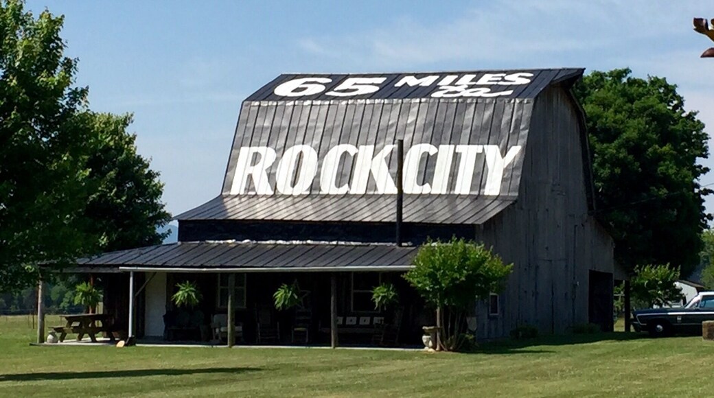 There was a time when you saw barns like this all over the South. There may still be many of them out there, just not close to where I live. It's obvious that this one is being kept fresh and clean. Brings back wonderful memories!!
