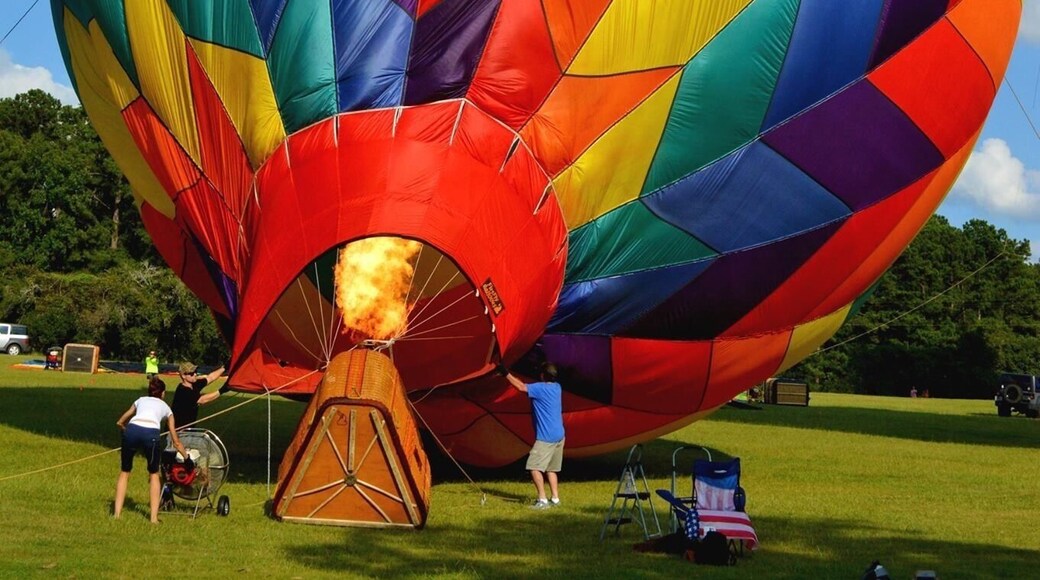 First time seeing an actual hot air balloon! It was amazing being so up close to them and seeing all the effort it took to put up these magnificent balloons. #balloons #sky #colorful