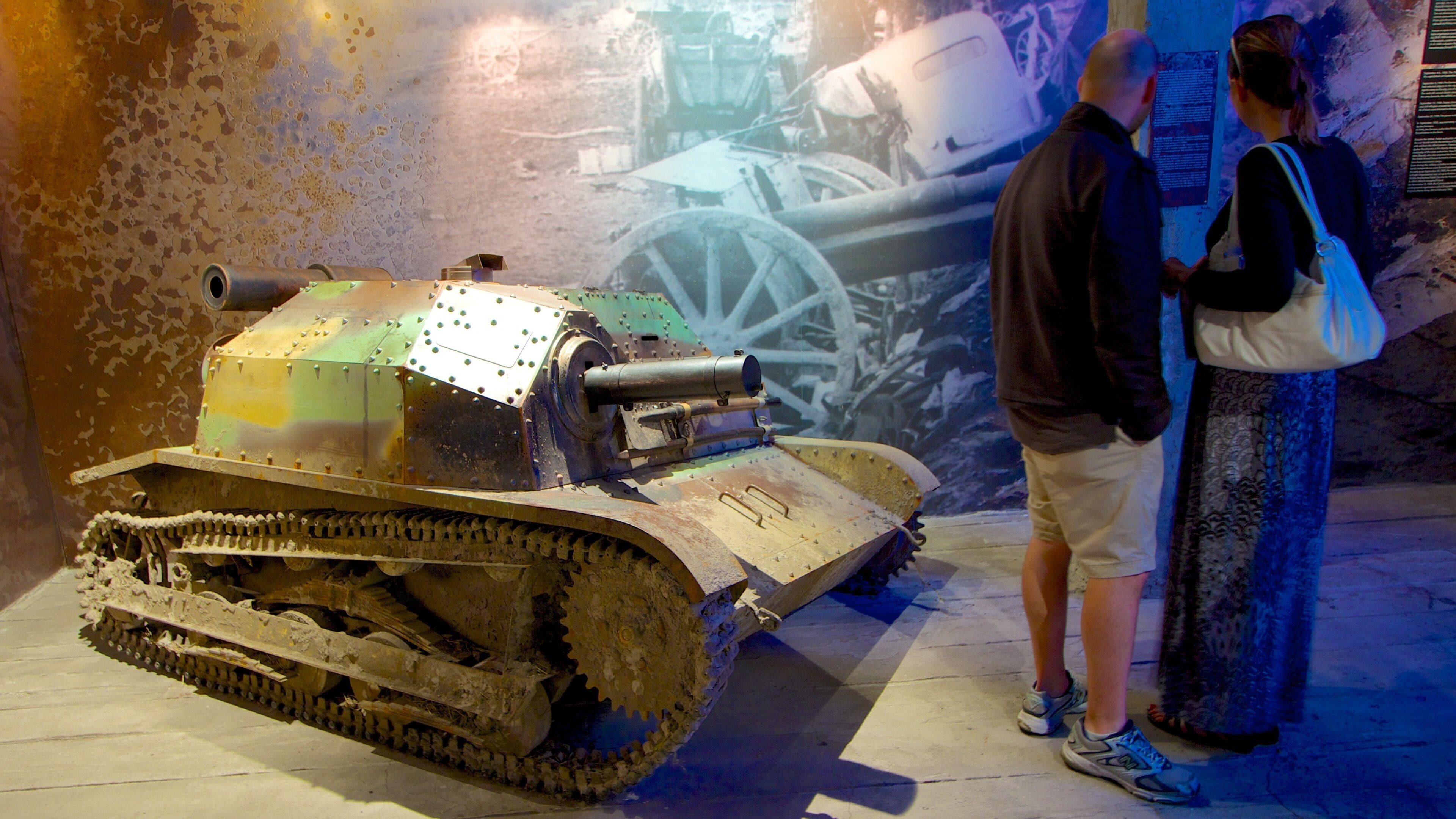 奧斯卡辛德勒工廠 呈现出 內部景觀 和 軍事用品 以及 佳偶