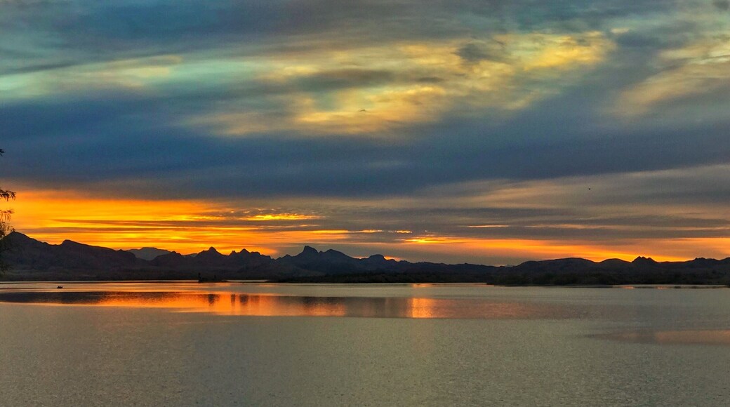 First time for us to do a little winter camping to escape the cold. I’m not going to complain about enjoying this view. #weekendgetaway
#takeahike