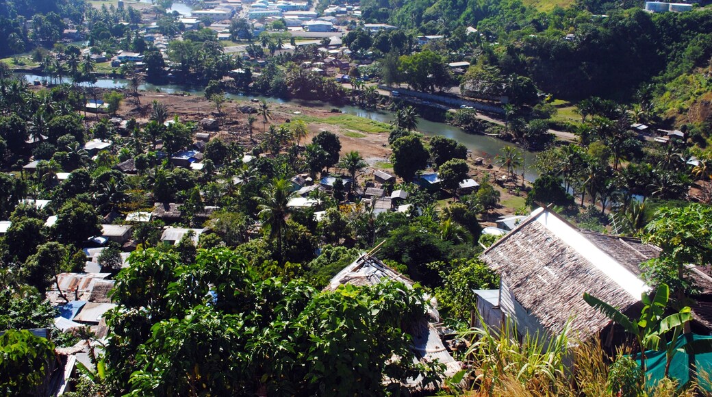 Honiara mostrando una pequeña ciudad o pueblo y un río o arroyo