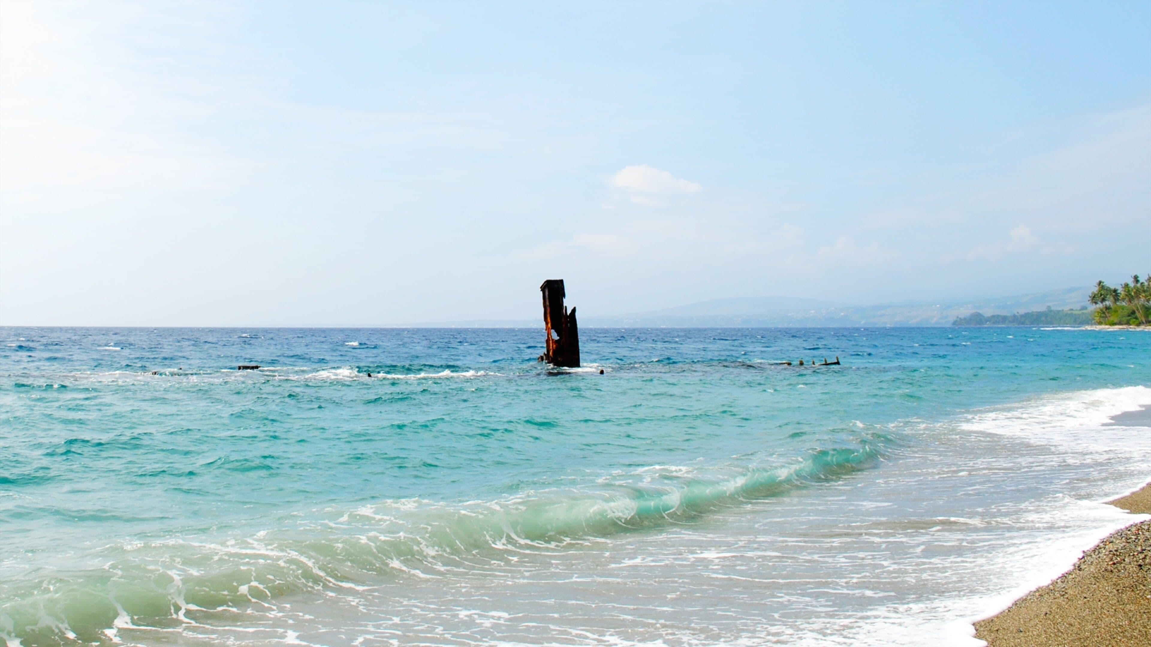 Honiara ofreciendo una playa de guijarros y vistas de una costa