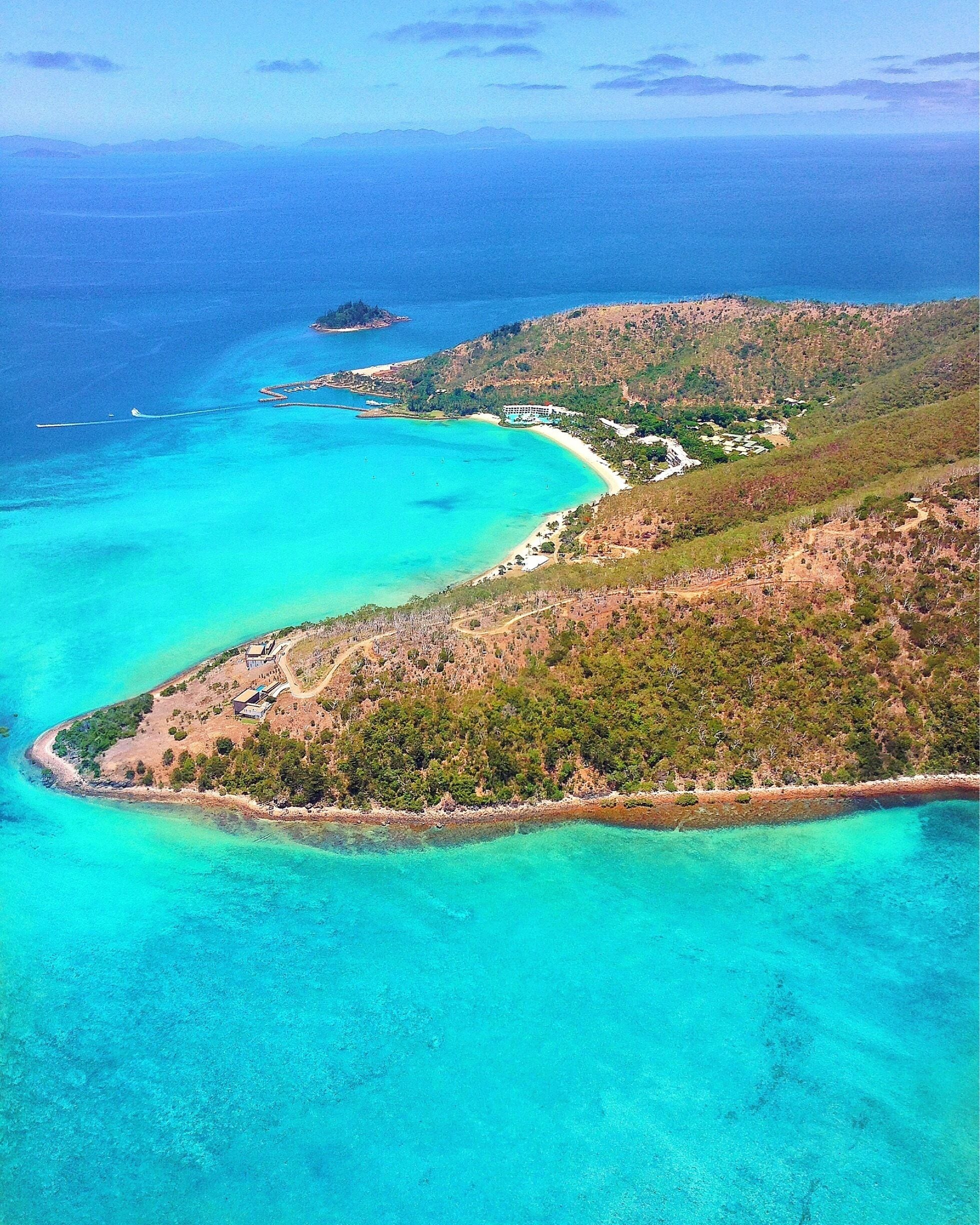 Starting the week dreaming of being back at this paradise in the Whitsundays, the amazing @oohaymanisland! Have a great week! ☀️🚁🐠🐟🌴😀
#lovewhitsundays #thisisqueensland #seeaustralia