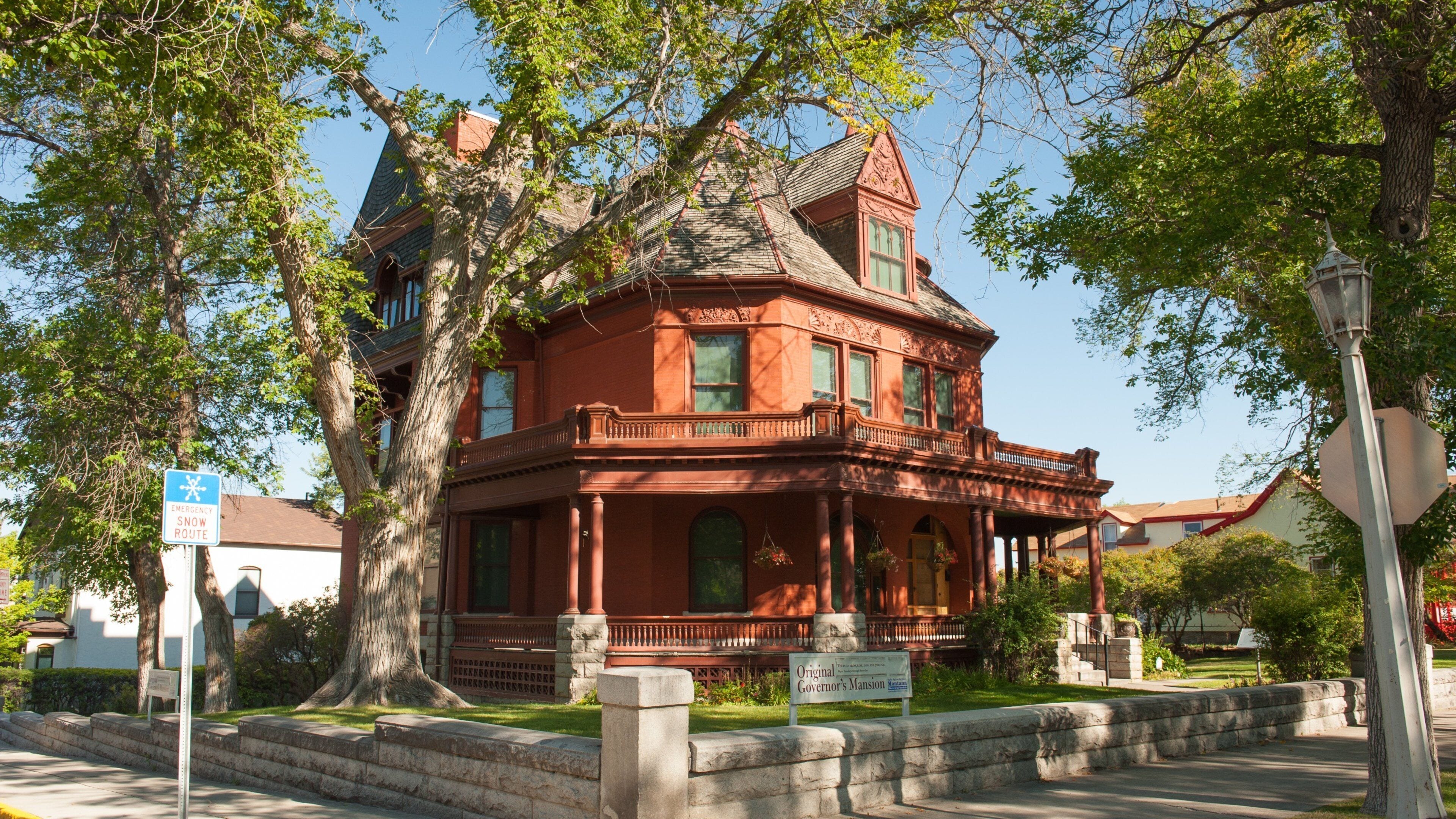 Helena ofreciendo patrimonio de arquitectura
