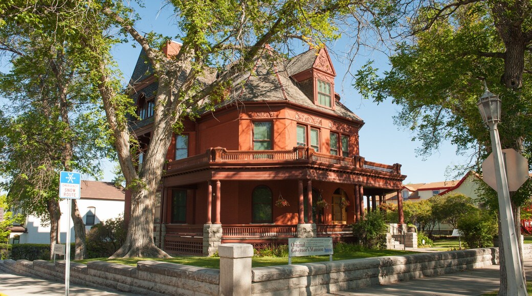 Helena ofreciendo patrimonio de arquitectura