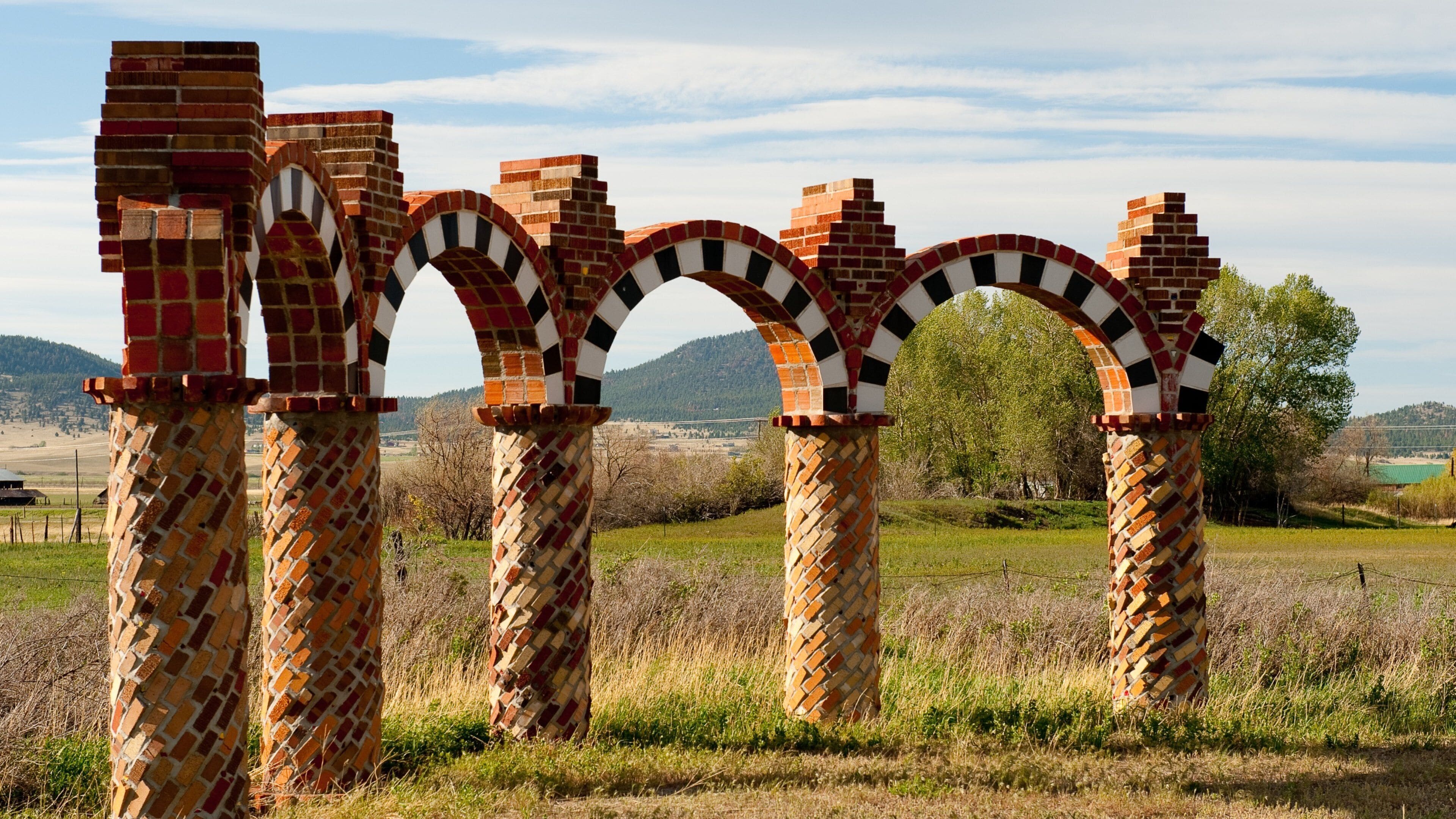 Helena mostrando una ruina y escenas tranquilas