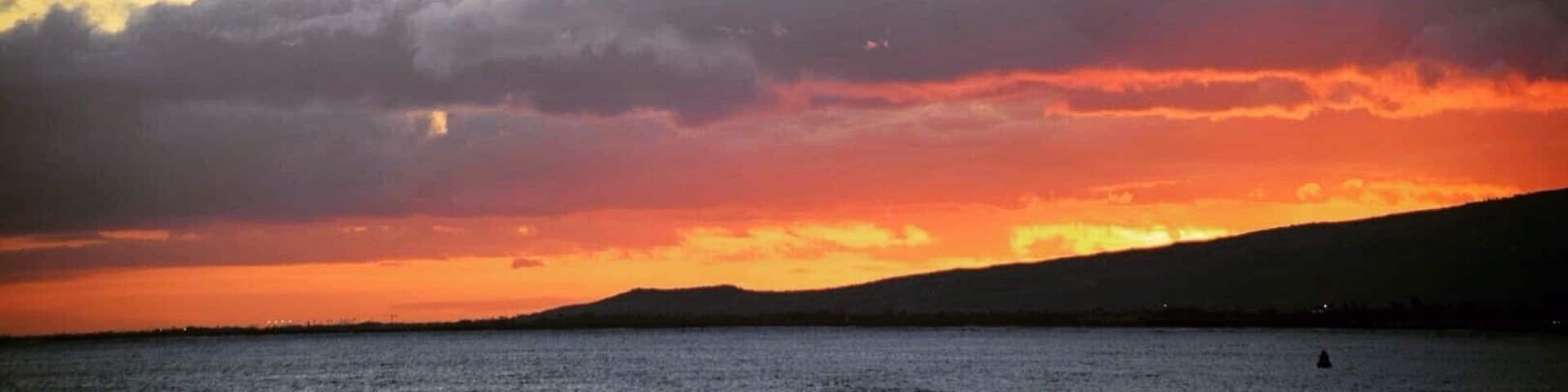 Sunset last night looking toward the departure route at the airport. Good spot this time of year for sunset photos.
#hawaii #honolulu#Oahu #sunset#goldenhour#outdoors#nature