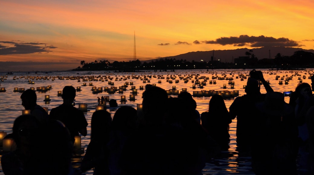 Each year on Memorial Day, O'ahu hosts a beautiful event called the Lantern Floating Festival, held at Ala Moana Beach Park. If you don't mind the crowds of people, this is a moving and emotional experience. People write messages on personal lanterns and float them out to sea (not to worry, a boat with nets will catch them all so that there is no litter.)
TIP: walk or bike to the event, as parking is impossible.
During daytime, this beach is a great place for families and children, as there is a reef protecting the beach, which means no big waves!
#beaches
#lifeatexpedia