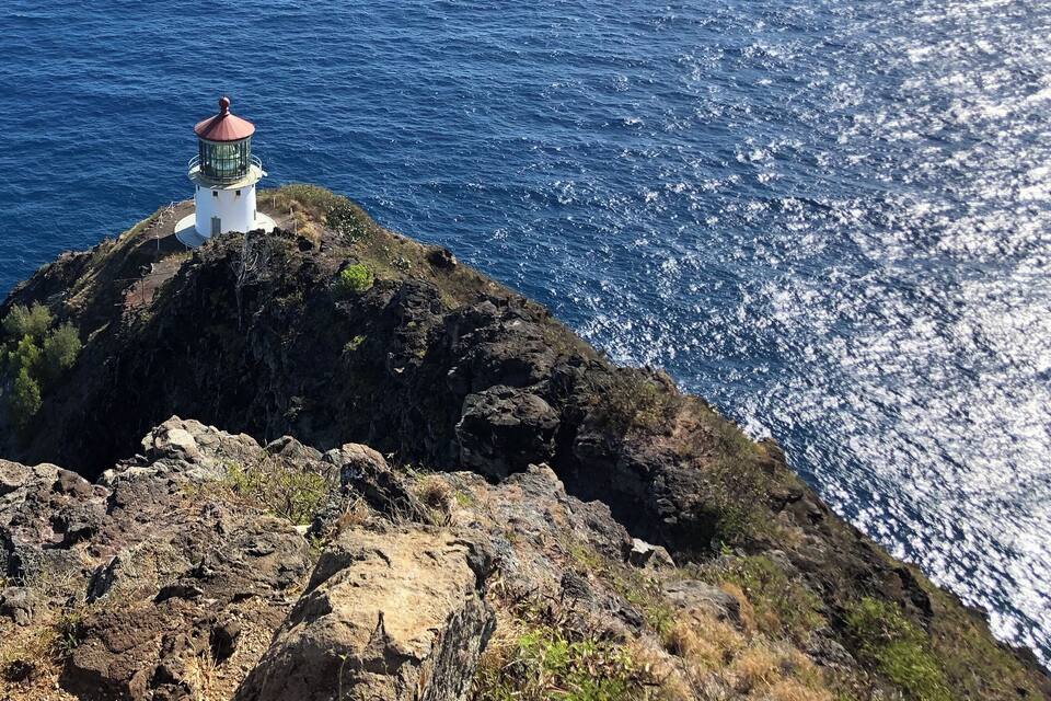 Un faro sobre un acantilado rocoso junto al mar.