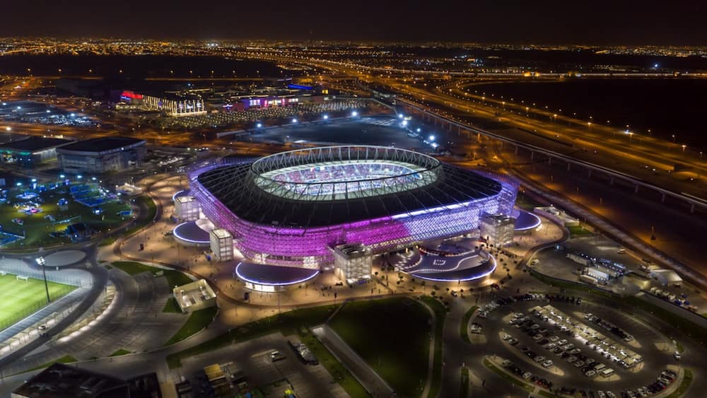 Ein großes Stadion mit markanter Dachkonstruktion, umgeben von Straßen und Parkplätzen.