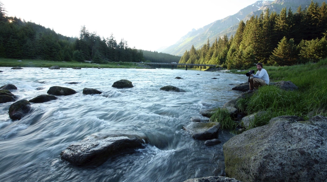 Haines montrant riviĂšre ou ruisseau et scĂšnes tranquilles aussi bien que homme