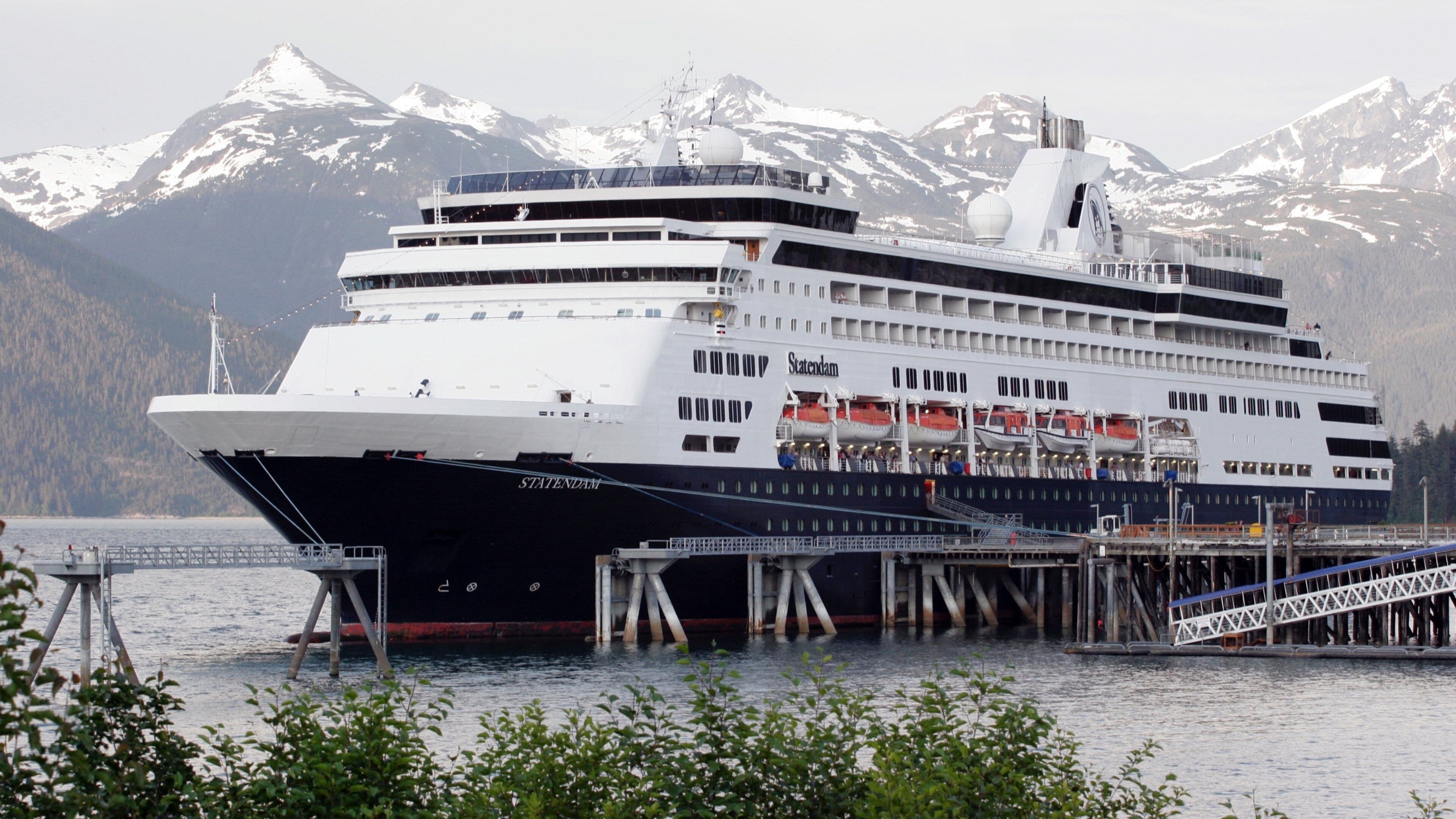 Haines ofreciendo una bahía o puerto, crucero y montañas