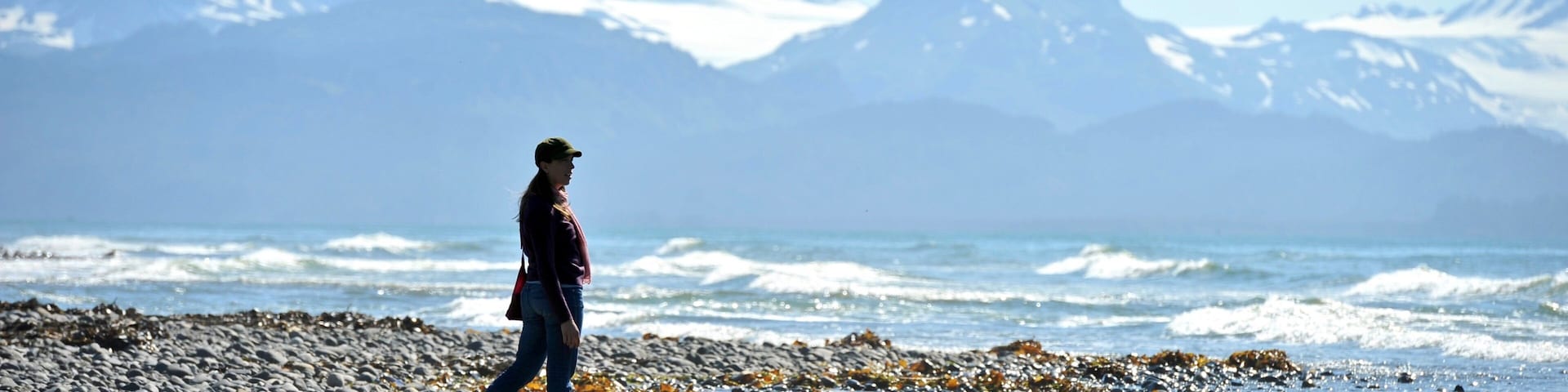 Homer which includes a pebble beach, a bay or harbor and mountains