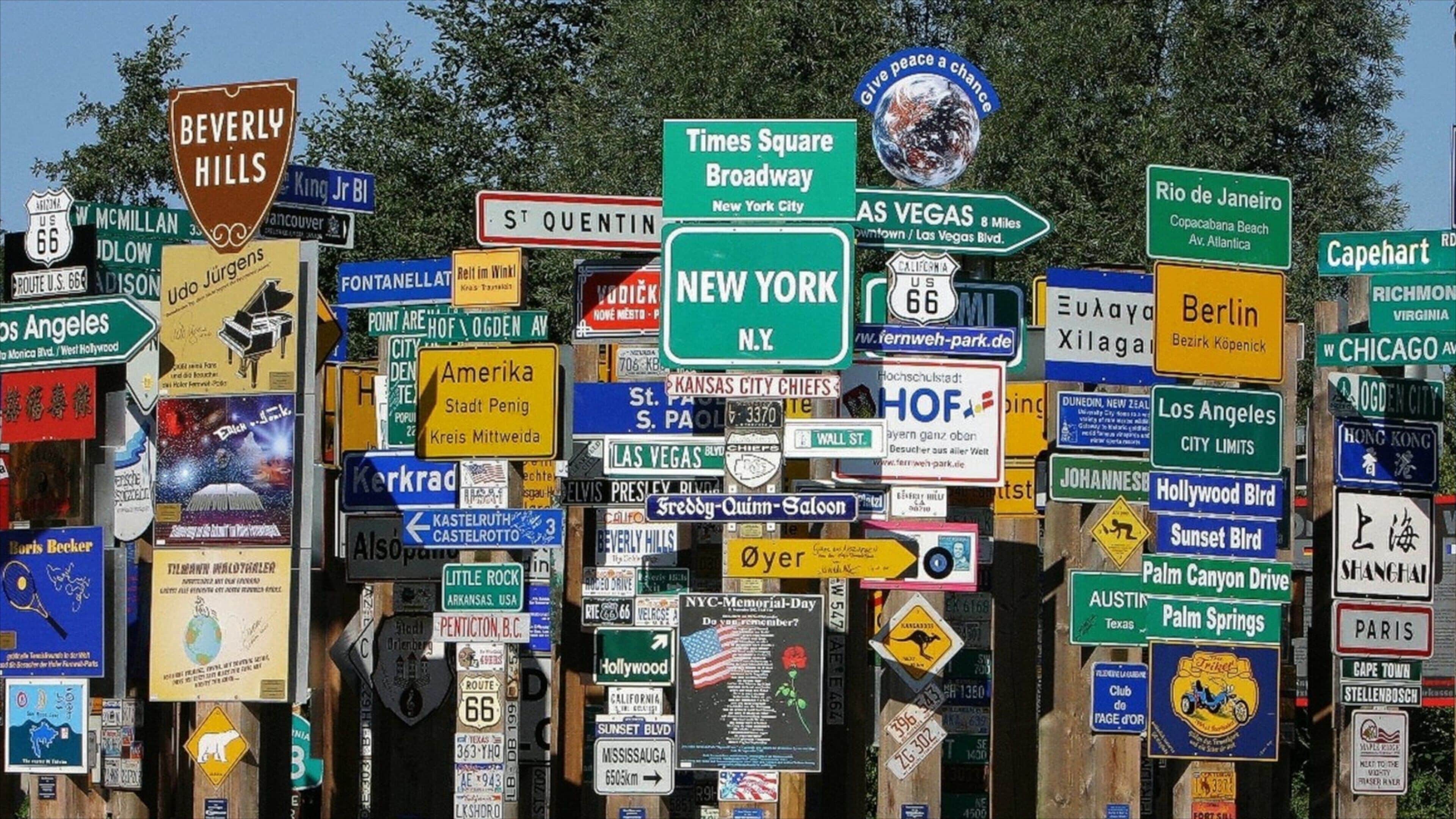 Hof que incluye señalización y arte al aire libre