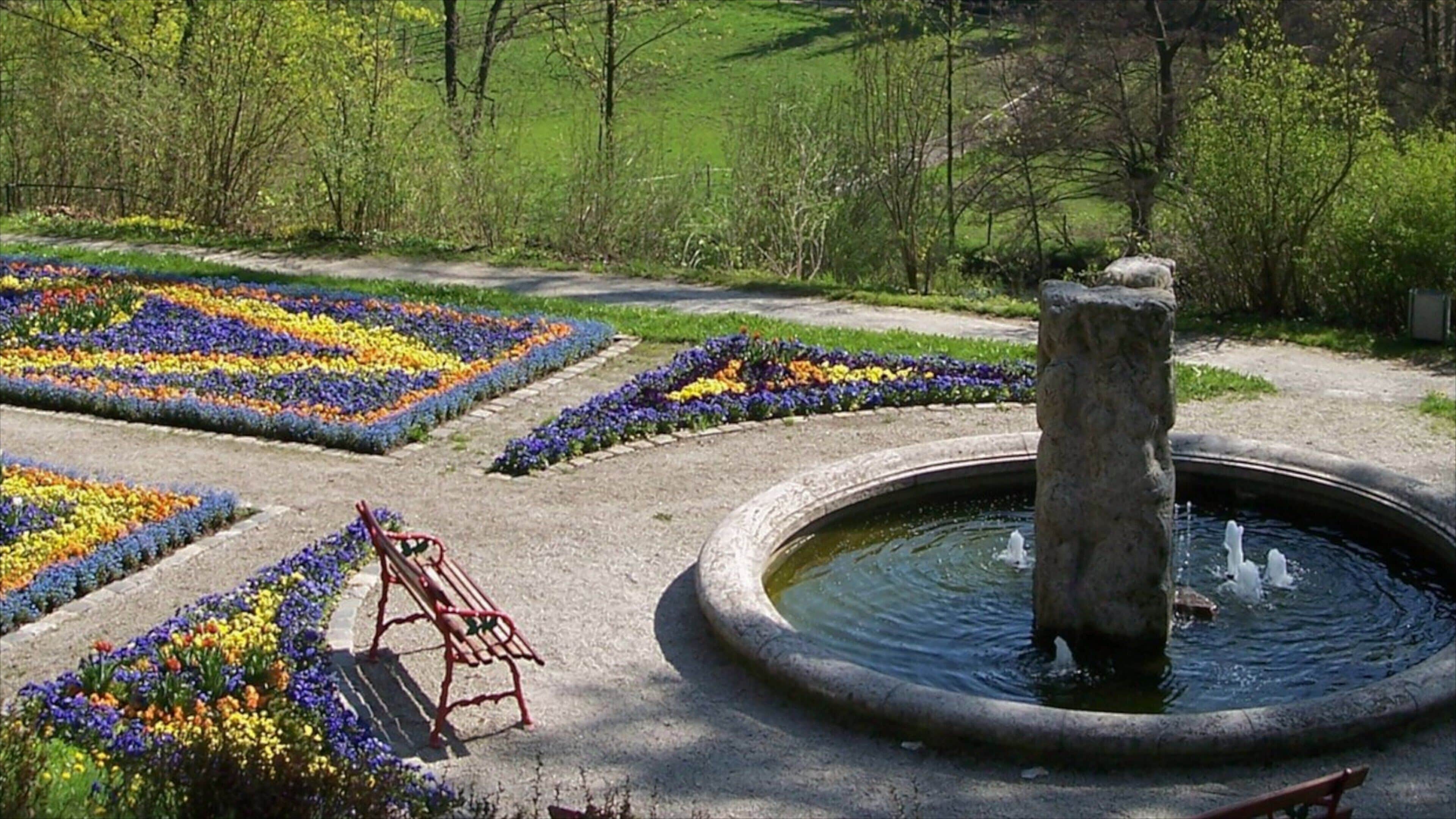 Hof which includes a fountain and a garden