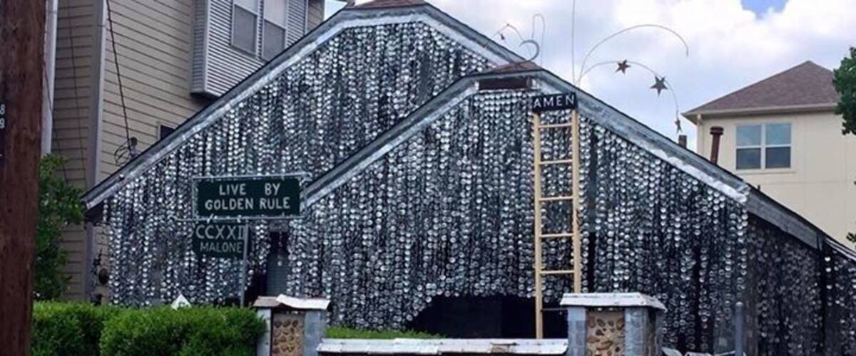 A house made entirely out of beer cans, beer tabs, beer can boxes... How cool is that?? For $5 you can get inside and take a tour of the place. It's so crazy to see this outrageously out of place house nestled right in the middle of this quiet suburban area 😋