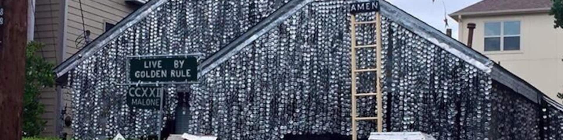 A house made entirely out of beer cans, beer tabs, beer can boxes... How cool is that?? For $5 you can get inside and take a tour of the place. It's so crazy to see this outrageously out of place house nestled right in the middle of this quiet suburban area 😋