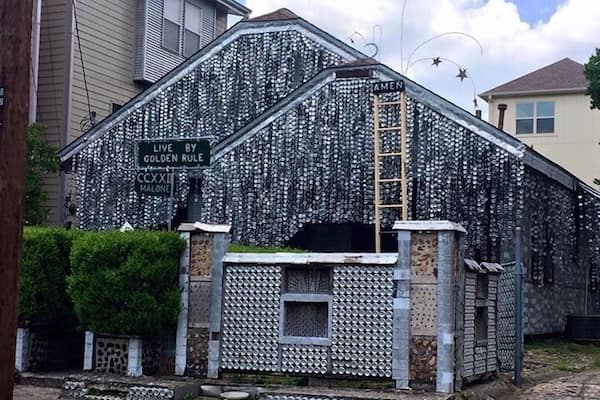 A house made entirely out of beer cans, beer tabs, beer can boxes... How cool is that?? For $5 you can get inside and take a tour of the place. It's so crazy to see this outrageously out of place house nestled right in the middle of this quiet suburban area 😋