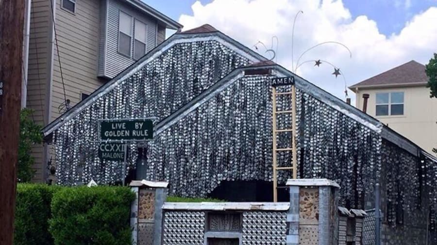 A house made entirely out of beer cans, beer tabs, beer can boxes... How cool is that?? For $5 you can get inside and take a tour of the place. It's so crazy to see this outrageously out of place house nestled right in the middle of this quiet suburban area 😋