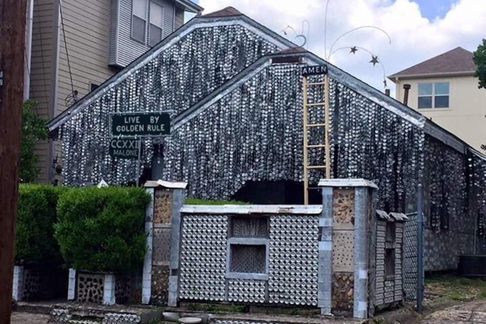 Una casa cubierta con miles de letreros de normas doradas.