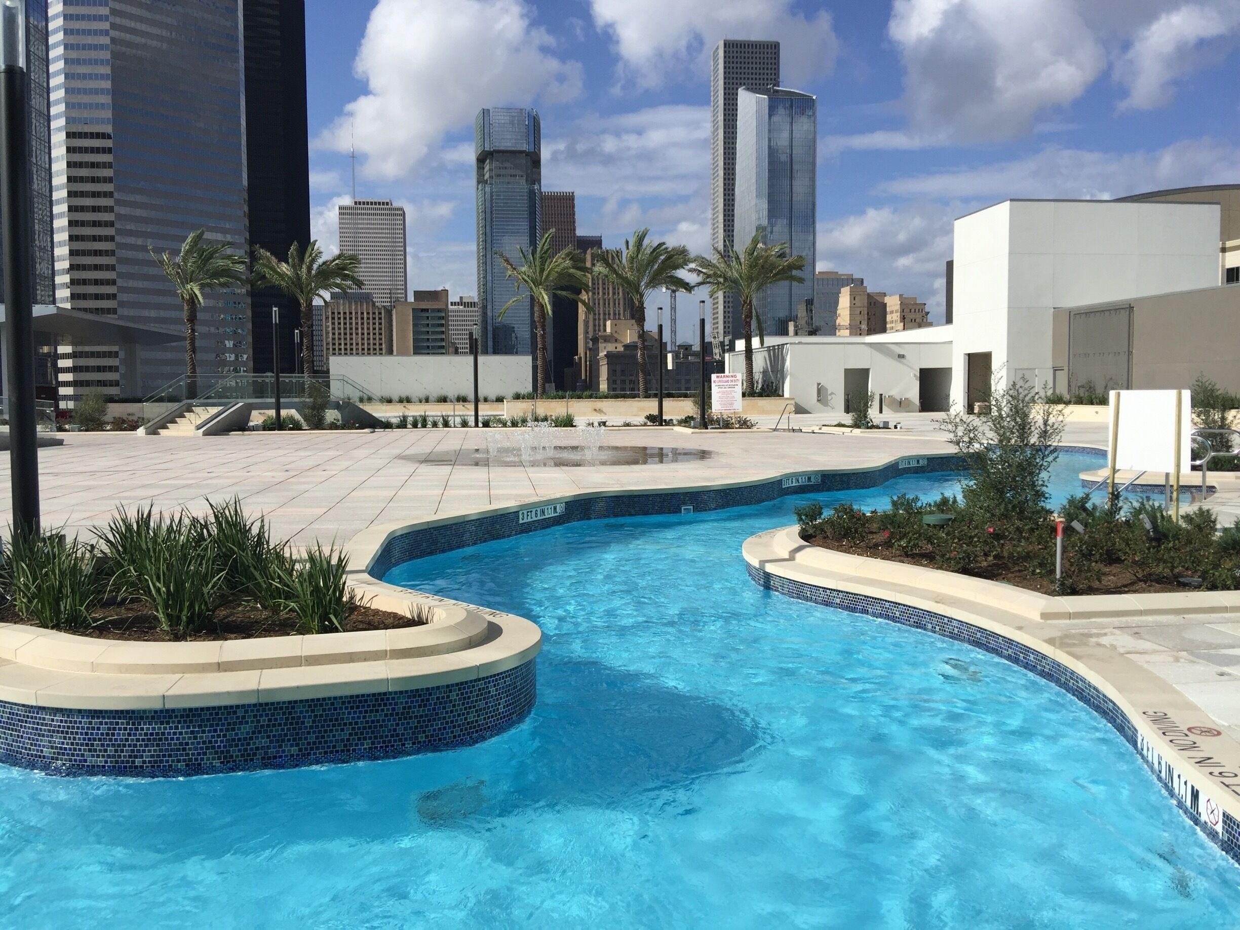 Una piscina con un paisaje urbano al fondo.
