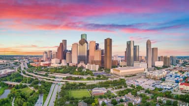 Une vue panoramique d’une ville, avec ses gratte-ciel modernes et son réseau autoroutier.