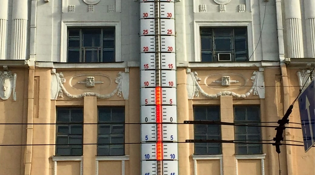 The first time I visited Kharkov the city had taken down this thermometer. (4 years ago.) I'm glad it has been put back up.