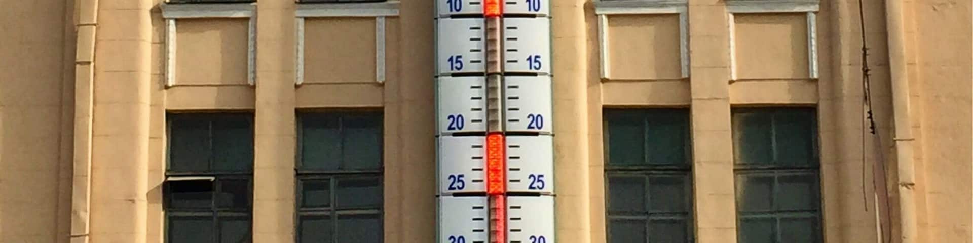 The first time I visited Kharkov the city had taken down this thermometer. (4 years ago.) I'm glad it has been put back up.