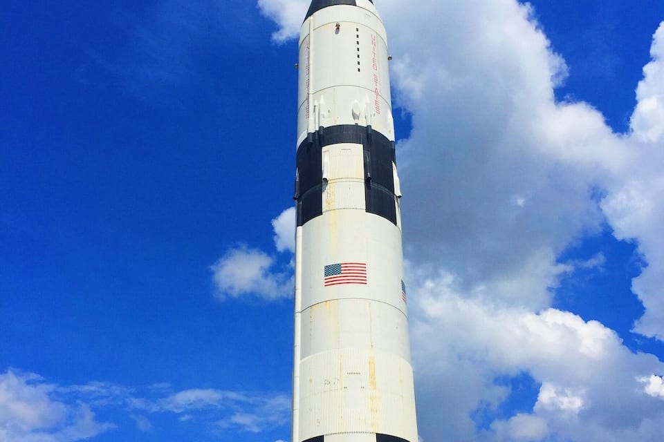 Un razzo alto con la bandiera degli Stati Uniti e la scritta "USA".