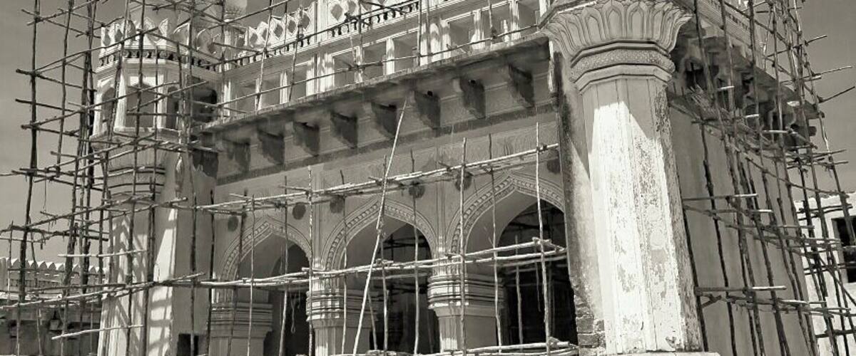 May 2012
Mosque of Shaikpetsarai in Hyderabad
Built in 1550-80 by Ibrahim Qutubshah as part of caravanserai near Golconda fort and Qutubshahi necropolis. Tradesmen were waiting there with their goods for clearance before entering the walled city of Golconda. It is a fine example of Hyderabadi architecture mixing the Persian influence (arches, geometry) with Indian love for detail and decoration (stucco use, minarets). Recently in renovation using the traditional way of building. Not in the usual tourist tracks, but worth a visit (Maruti colony, Shaikpet village, north of Qutubshahi tombs).