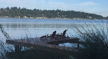 Air BNB Waterfront Getaway. Wonderful spot right on the lake with lots of waster activities. Salmon spawning starting through the lake and visible in nearby Issaquah streams. Fish hatchery nearby is a great place to see them up close. Also a short distance to downtown Seattle.