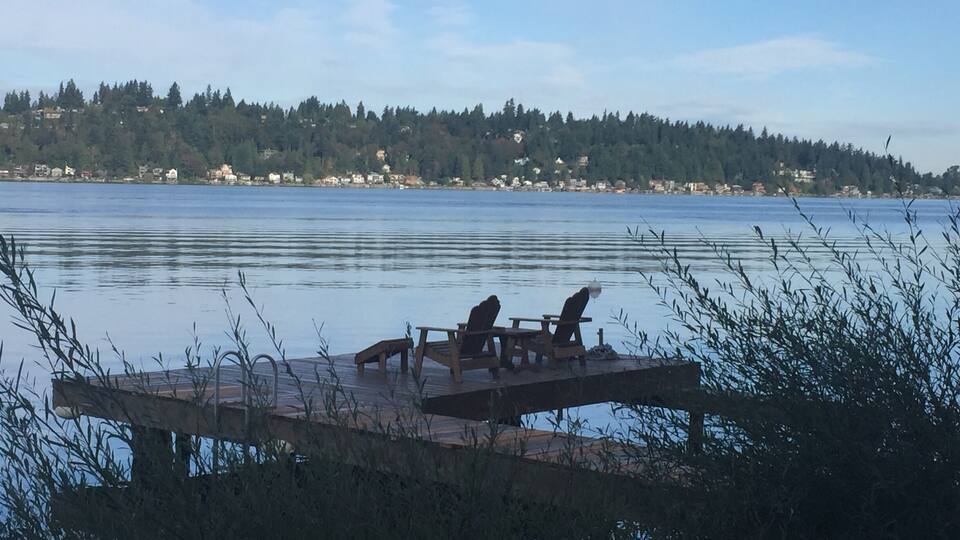 Air BNB Waterfront Getaway. Wonderful spot right on the lake with lots of waster activities. Salmon spawning starting through the lake and visible in nearby Issaquah streams. Fish hatchery nearby is a great place to see them up close. Also a short distance to downtown Seattle.