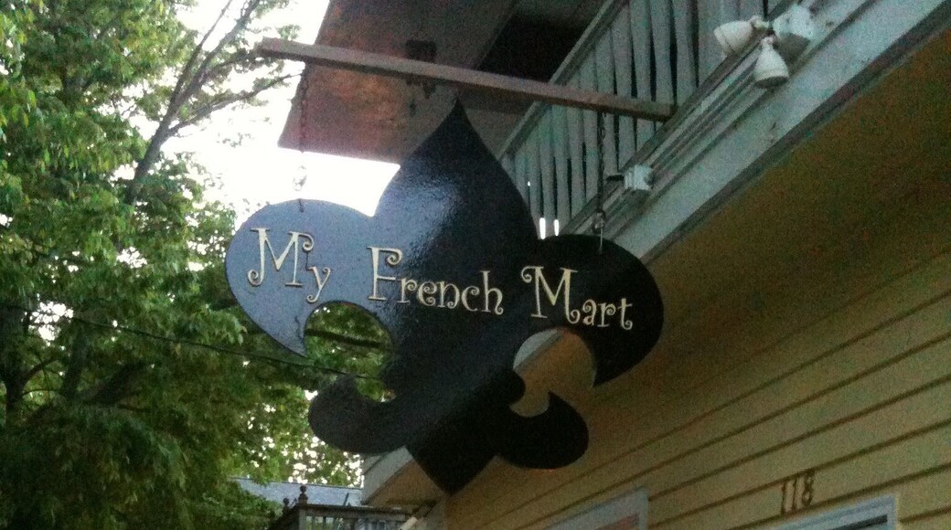 Small town on the lake Michigan - many sites, sand dunes, wineries, Art galleries, hiking, walking. Fine dining, fishing- this town has it all. I have spend many long weekends here for years.