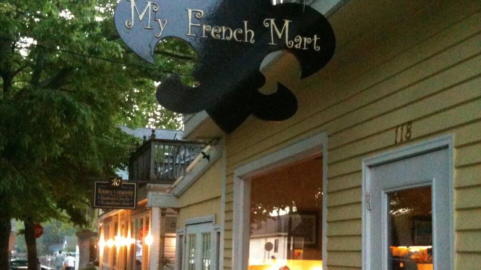 Small town on the lake Michigan - many sites, sand dunes, wineries, Art galleries, hiking, walking. Fine dining, fishing- this town has it all. I have spend many long weekends here for years.