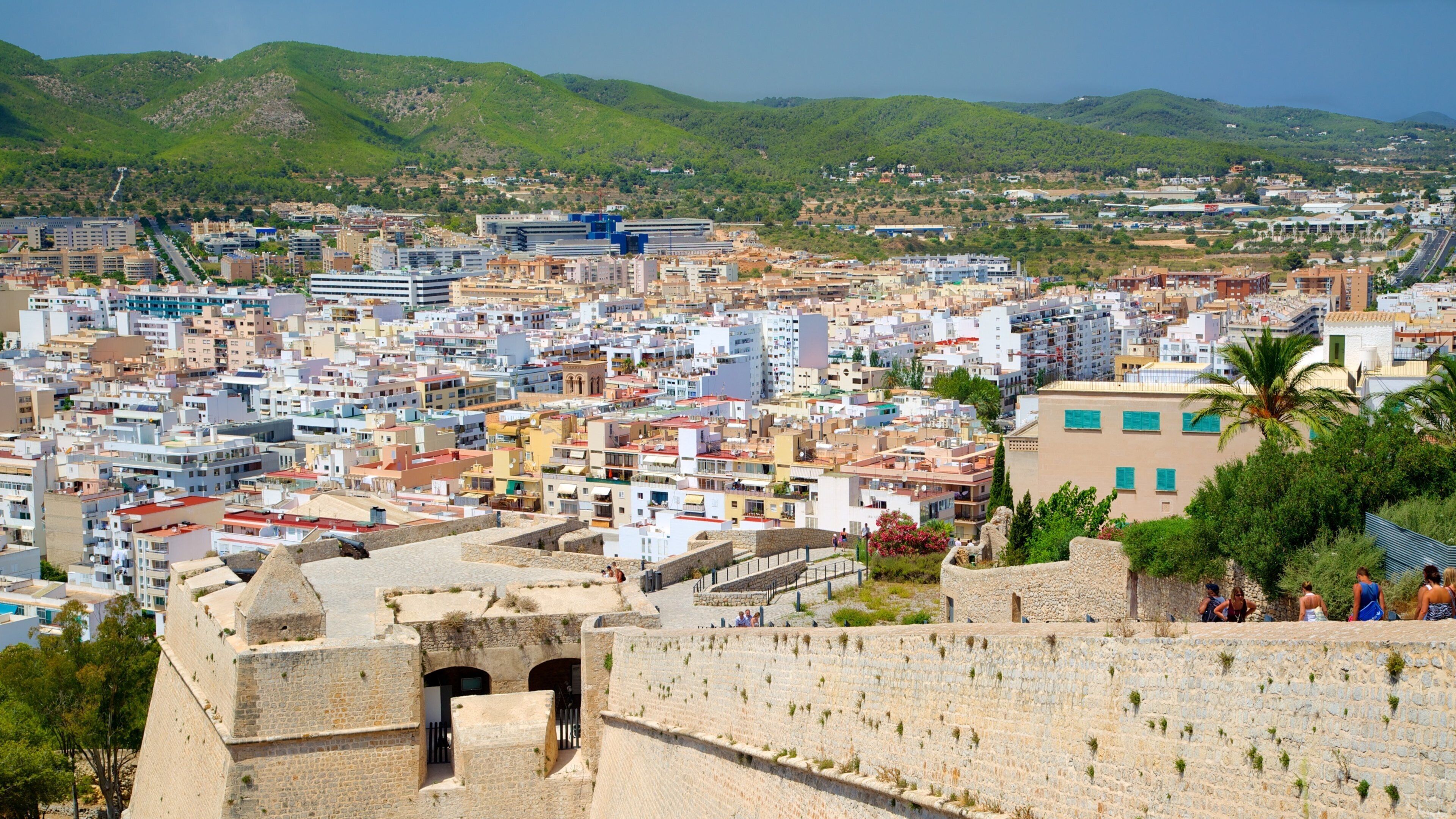Ibiza som inkluderer by og historisk arkitektur