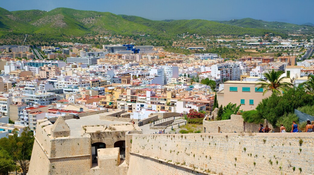 Ibiza som inkluderer by og historisk arkitektur