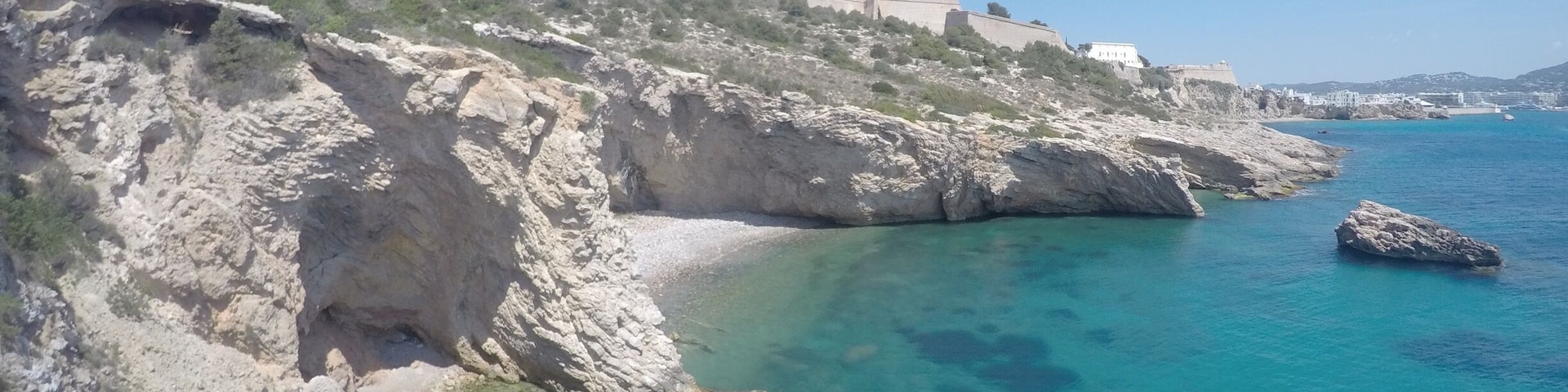 Ibiza isn't all about clubbing 😌 A little cliff jumping doesn't hurt 😊